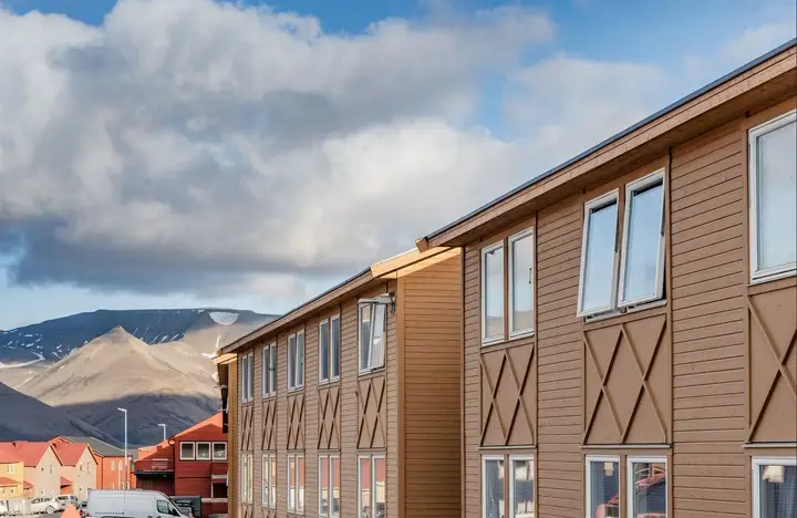 Leilighetene har en sentral og fin plassert i Gruvedalen like ovenfor Longyerabyen sentrum