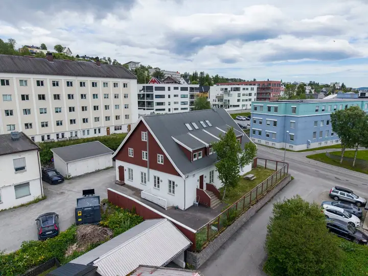 Jens Olsens Gate 6D ligger tilbaketrukket i øvre del sentrum sør