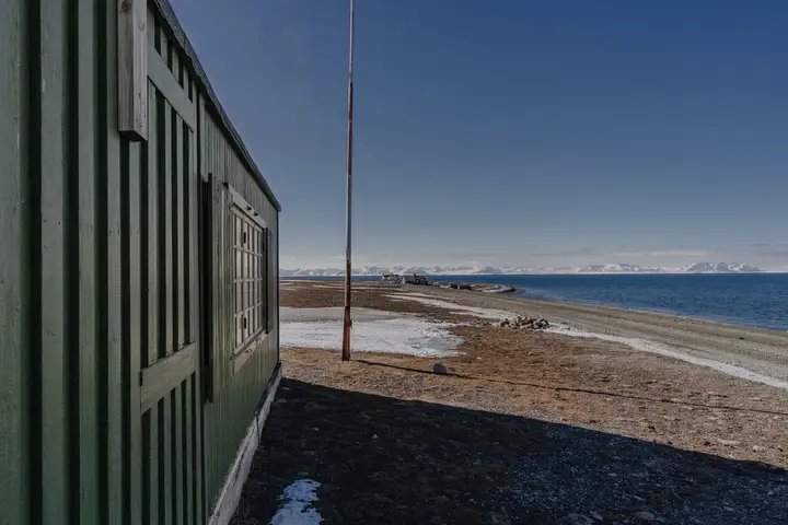 Vei 620 - 314 har en utrolig flott plassering på utsiktstomt ca. 3 km fra Longyearbyen sentrum