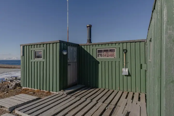Inngangspartet er på baksiden av hytta hvor det også er en fin plass å nyte solen