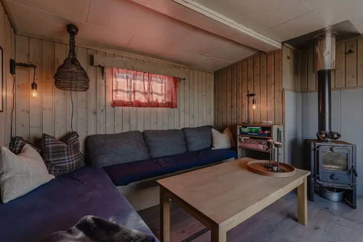 Midt mellom stue og kjøkken er det vedfyring