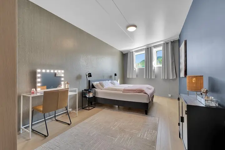 Her er det rikelig med plass til dobbeltseng, garderobe og annet møblement