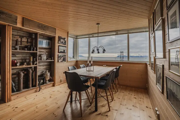 Her finner du plass til stort spisestue