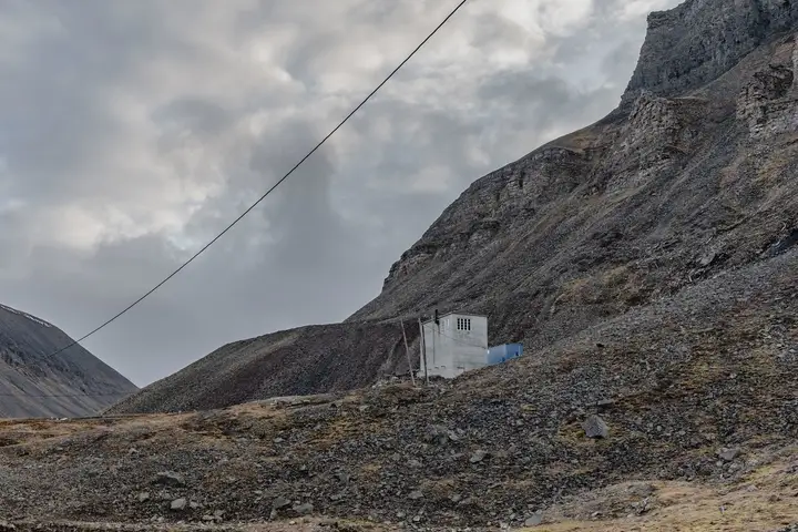 Vei 301 - 55 er en ombygget trafostatsjon beliggende i Sverdrupsbyen i øvre del av Longyeardalen