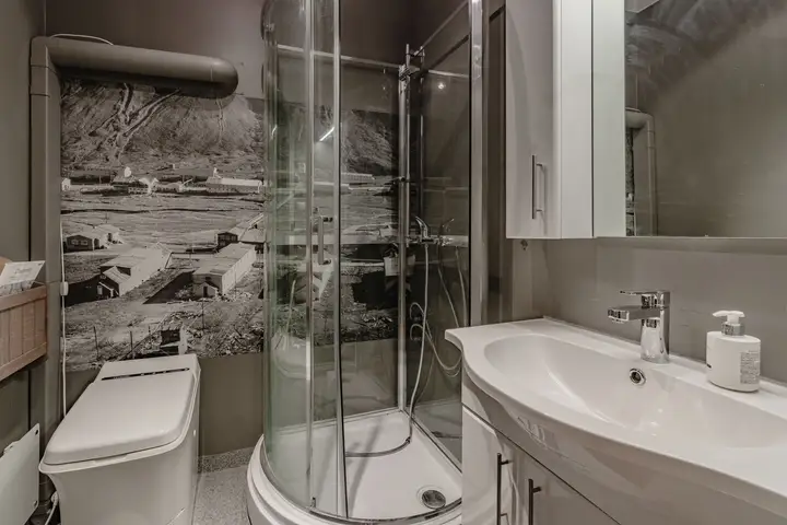 Badet er nett og praktisk med forbrenningstoalett og dusjakabinett