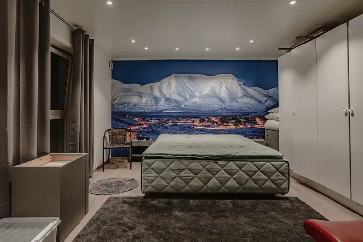 Hovedsoverommet er av fin størrelse med plass til både dobbeltseng og garderobe