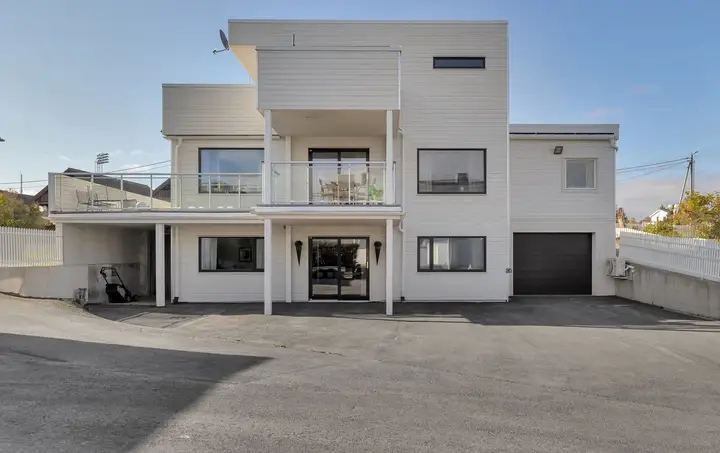 Alfheimvegen 13B er en stor og moderne byvilla plassert i øvre del av Tromsø sentrum, Alfheim