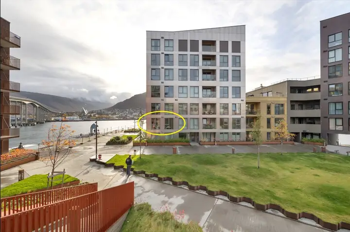 Leligheten ligger på hjønet i byggets 3. etasje (2. boligplan)