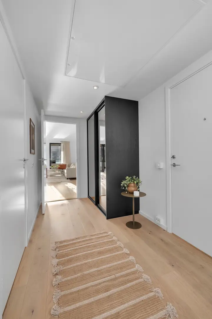 Velkommen inn! Du møtes først av dette lyse inngangspartiet på ca. 8m2 som forgrener seg til soverom, bad og stue/kjøkken