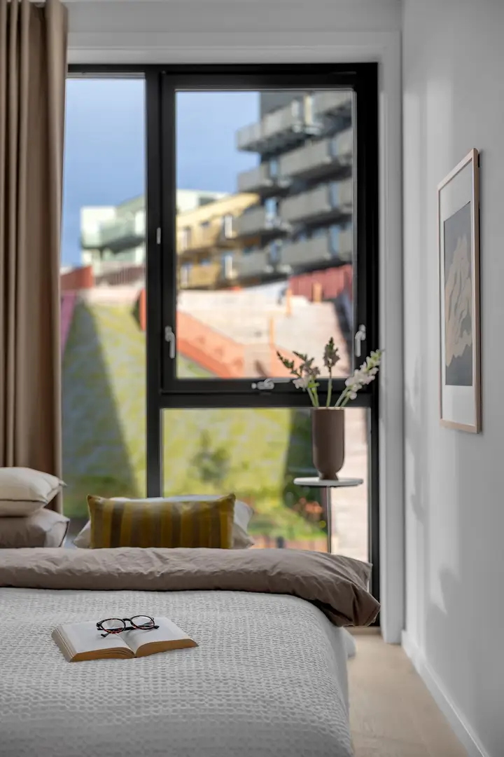 Pent soverom med plass til dobbeltseng og garderobe