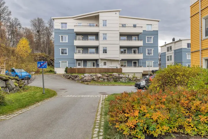 Blårevsvingen ligger tilbaketrukket og grenser mot friarealer både mot sør og øst